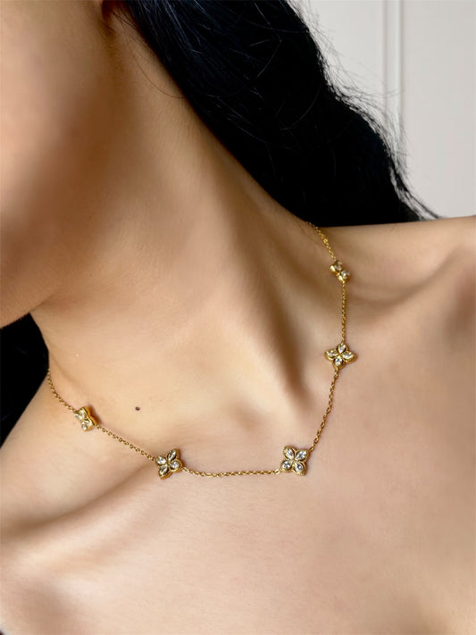 COLLIER LIORA